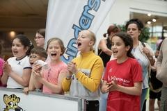klatschende Kinder an der Bande