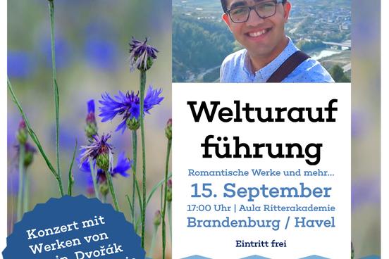Plakat zum Konzert mit Foto eines lächelnden jungen Mannes mit Brille, einer Blumenwiese im Hintergrund, Text: Welturaufführung und vieles mehr