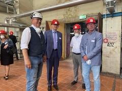 Dr.-Ing. Klaus Piefke, Technischer Geschäftsführer von EEW Premnitz, im Gespräch mit der Gruppe um Landrat Roger Lewandowski, dem Premnitzer Unternehmer Peter Poschmann sowie Bürgermeister Ralf Tebling  (v.l.n.r).