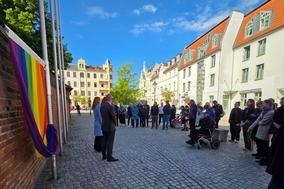 Oberbürgermeister Daniel Keip und die Gleichstellungsbeauftragte Jeannette Horn beim Hissen der Regenbogenflagge.