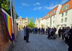 Oberbürgermeister Daniel Keip und die Gleichstellungsbeauftragte Jeannette Horn beim Hissen der Regenbogenflagge.