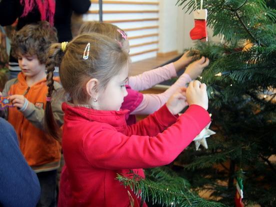 Kita-Kinder schmücken Weihnachtsbaum 