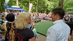 Oberbürgermeister Steffen Scheller im Gespräch mit Tanz-Trainerin Doreen Butryn.