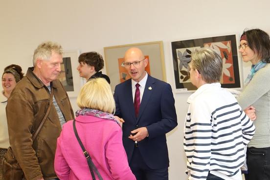 OB Keip im Gespräch mit Ausstellungsbesuchern.