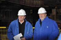 Zwei Männer mit Helmen