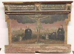 Ausschnitt: Kreuzigung und Anbetung. Der bislang unbekannte Stifter ist mit seinen Initialen gekennzeichnet: I.L. Neben ihm knien, ebenfalls betend, seine beiden Söhne (Thomas) und Johannes (verstorben). Im Hintergrund könnte die Stadt Brandenburg dargestellt sein.