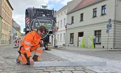 Eric Feind beim Überprüfen der Straßenlage.
