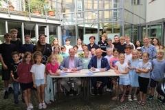 Im Beisein von Kindern und Jugendlichen wurde die Kooperation besiegelt.