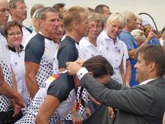 OB Steffen Scheller überreicht der aus Brandenburg an der Havel stammenden Kathrin Graumann eine Silbermedaille.