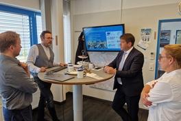 Oberbürgermeister Steffen Scheller im Gespräch mit Sandra Damaschke, Sebastian und Oliver Windeck.