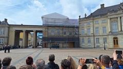 Menschenmende vor dem Schloss Amalienburg