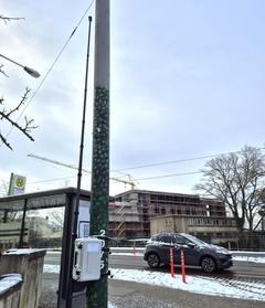 Verkehrszähltechnik auf der Kanalbrücke. Die Kamera ist oben am Stab.