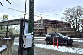 Verkehrszähltechnik auf der Kanalbrücke. Die Kamera ist oben am Stab.