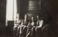 Wally Lesser und ihre drei Söhne sitzen in der Wohnung Domlinden 5 für ein gemeinsames Erinnerungsfoto 1936 zusammen. Kurz danach gehen zwei der jungen Männer ins Exil, drei Jahre später folgt der dritte. Erst danach macht sich die Mutter auf den Weg. Sie sollten sich nicht mehr wiedersehen (Sammlung M. Lesser-Bach)