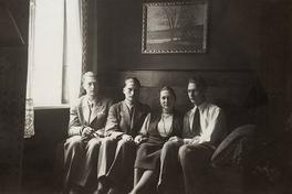 Wally Lesser und ihre drei Söhne sitzen in der Wohnung Domlinden 5