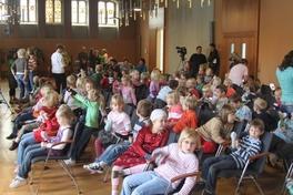 Gespannte Aufregung herrscht im Rolandsaal.