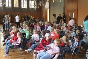 Gespannte Aufregung herrscht im Rolandsaal.