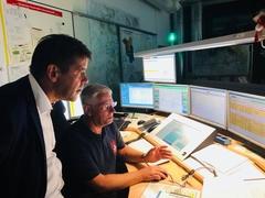 Oberbürgermeister Steffen Scheller mit dem Schichtleiter der Feuerwehr
