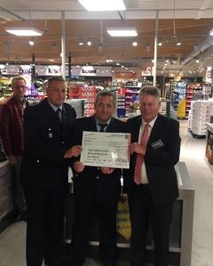 Die Brandenburger Jugendfeuerwehr bekommt einen Spendenscheck überreicht.