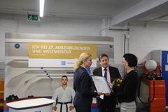 Beate Fernengel überreicht die Urkunde an die Ausbildungsleiterin Susanne Resech.