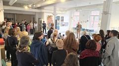 Tillmann Stenger, Vorsitzender des Verbandes der Musik- und Kunstschulen Brandenburg e.V., vor der großen Gästeschar.