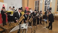 Die Bigband der Musikschule "Vicco von Bülow" im mitreißenden Einsatz.