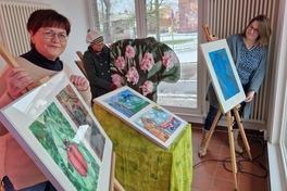 Am Freitag hat Fouqué-Bibliothek-Direktorin Cornelia Stabrodt (links) mit ihrem Team den Kulturpavillon am Nicolaiplatz 1 in ein Märchenhaus verwandel