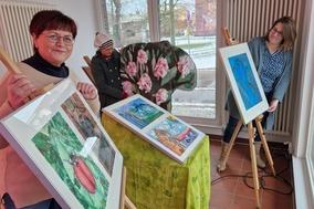 Am Freitag hat Fouqué-Bibliothek-Direktorin Cornelia Stabrodt (links) mit ihrem Team den Kulturpavillon am Nicolaiplatz 1 in ein Märchenhaus verwandel