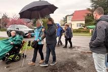 Auch mit dem Blindenstock wurde das Spazierengehen geprobt.