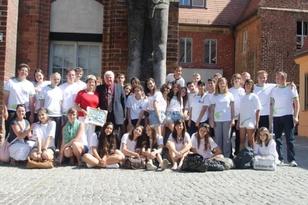 Gruppenfoto vor dem Rathaus