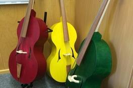 Bunte Kinder-Kontrabässe