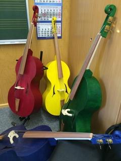 Bunte Kinder-Kontrabässe