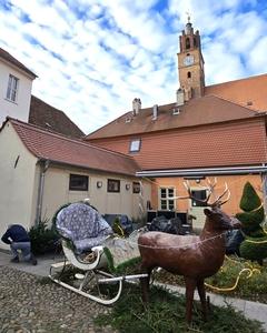 Ein Elch mit Schlitten auf dem Rathaus-Innenhof.