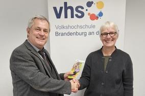 Axel Senf hat die Schlüssel und VHS-Leitung an Ida von Spee-Carranza übergeben.