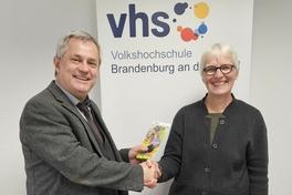 Axel Senf hat die Schlüssel und VHS-Leitung an Ida von Spee-Carranza übergeben.