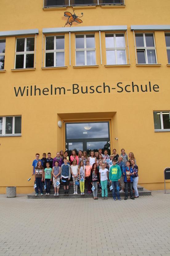 15 deutsche und 15 dänische Schülerinnen und Schüler mit ihren Lehrerinnen Claudia Schlegel, Johanna Kunz, Anne Olsen und Helle Skipper vor der Wilhelm-Busch-Schule.