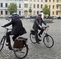 Bürgermeister Steffen Scheller und Geschäftsführer Uwe Müller bei der Probefahrt vor dem Rathaus