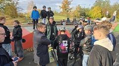 Oberbürgermeister Steffen Scheller vor Ort im Skatepark Hohenstücken.
