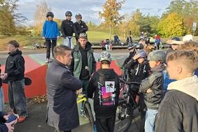 Oberbürgermeister Steffen Scheller vor Ort im Skatepark Hohenstücken.