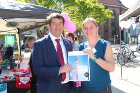 Sozialplanerin Natalie Wateau mit Oberbürgermeister Scheller und dem neuen Seniorenführer