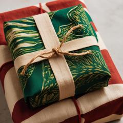 Weihnachtsgeschenke in hübschen Tüchern verpackt