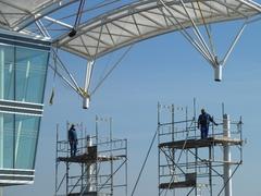 Über den Stützen wird das Dach langsam abgesenkt.