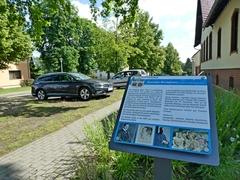 Seit einiger Zeit informiert eine Tafel über das Schicksal des Kossäten Schmitzdorff und den Film "Grenadier Wordelmann". Sie steht in der heutigen Fe