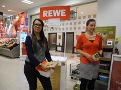 Masterstudentin Christina Montag und REWE-Markt-Leiterin Frau Voigt (rechts)