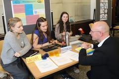 Daniel Keip am Farbgläser-Stand, wo Lernmethoden untersucht werden.