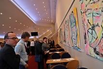 Die Werke von Julia Burmeister wurden im Foyer aufmerksam betrachtet.