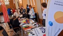 Elli Swonken in Zusammenarbeit mit der VHS Brandenburg bot einen Mal-Workshop an