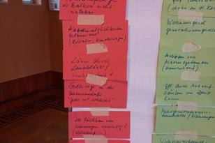 Auf einer Flipchart wurden hindernde Faktorene zum Thema Wohnen notiert