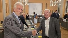 Stadtverordnetenvorsteher Walter Paaschen dankte Herbert Nowotny für sein Wirken und wünschte alles Gute für die Zukunft.