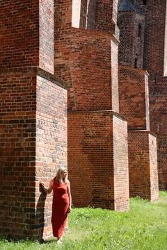 Die Künstlerin führt ihre „Hymne an die Namen“ in der Johanniskirche auf (Foto: Franka Schwarz)